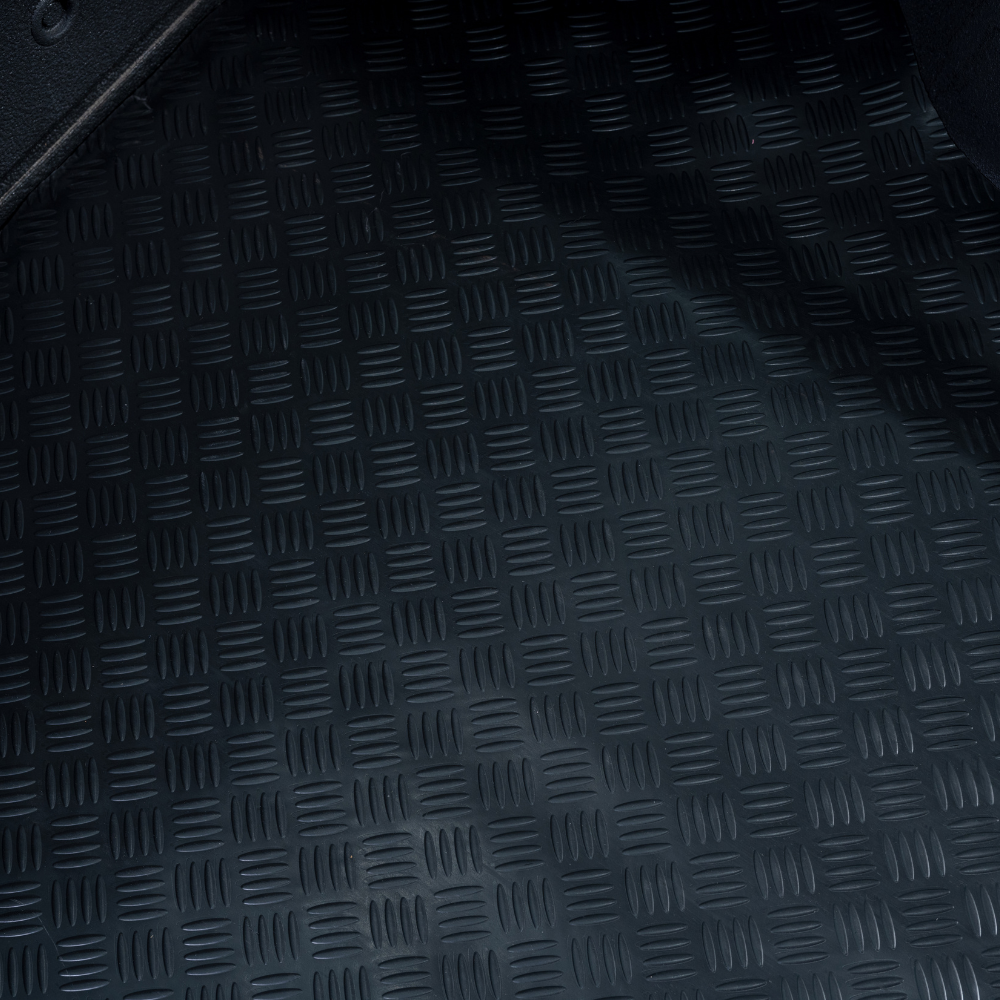 Diamond Plate Garage Mats: Benefits and Placement Tips
